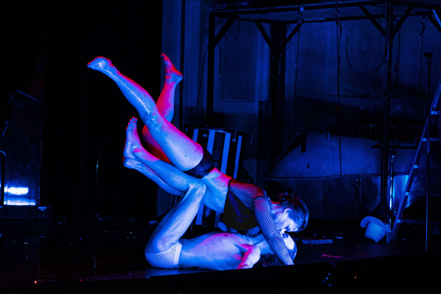 Staatstheater Cottbus
TWO PENNY OPERA
Rock-Zirkus nach der Musik von den Tiger Lillies
Szenenfoto mit: (oben) Berit Jentzsch und (unten) Torben Appel
(Foto: Marlies Kross)