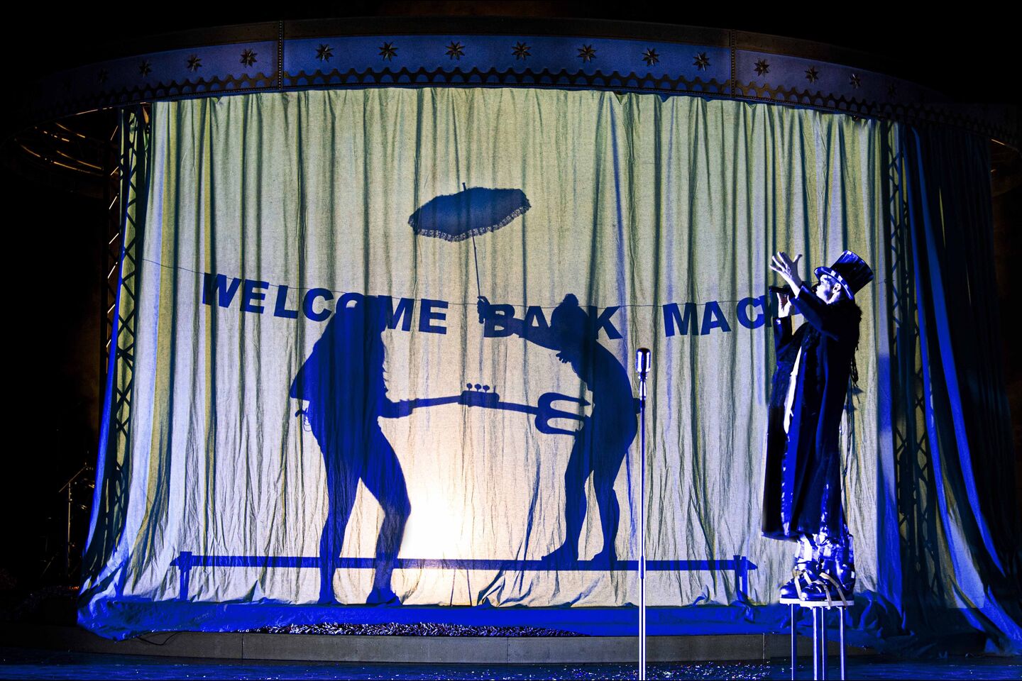 Staatstheater Cottbus
TWO PENNY OPERA
Rock-Zirkus nach der Musik von den Tiger Lillies
Szenenfoto mit (v.l.n.r.): Johannes Scheidweiler, Berit Jentzsch und Kai Börner
(Foto: Marlies Kross)