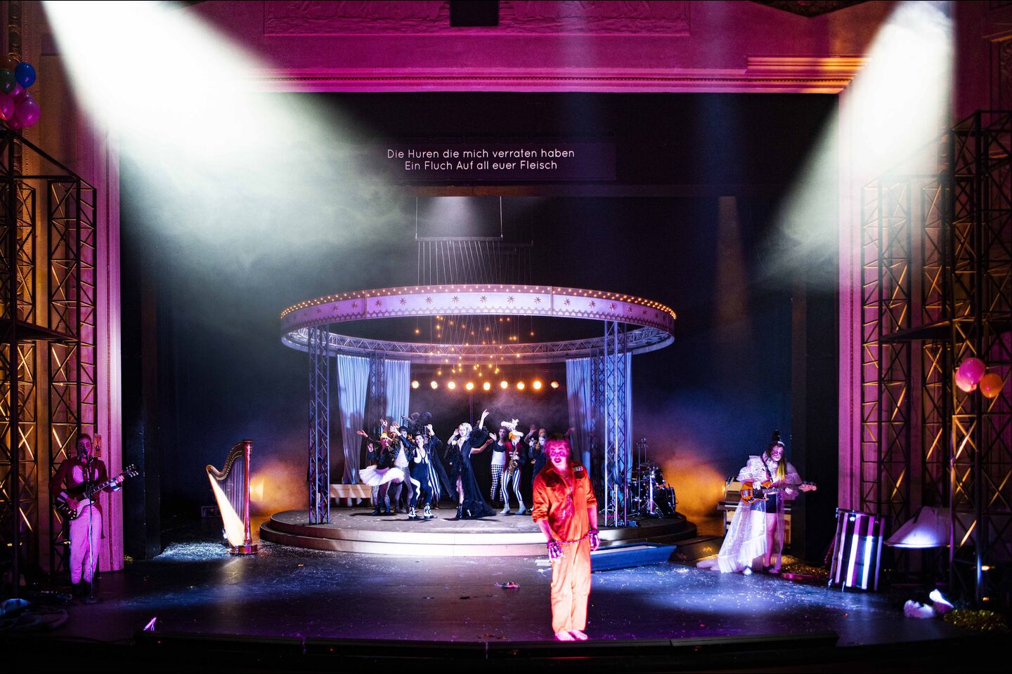 Staatstheater Cottbus
TWO PENNY OPERA
Rock-Zirkus nach der Musik von den Tiger Lillies
Szenenfoto
(Foto: Marlies Kross)