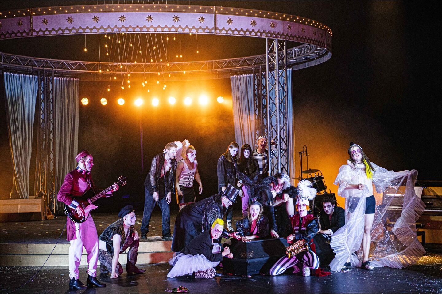 Staatstheater Cottbus
TWO PENNY OPERA
Rock-Zirkus nach der Musik von den Tiger Lillies
Szenenfoto
(Foto: Marlies Kross)