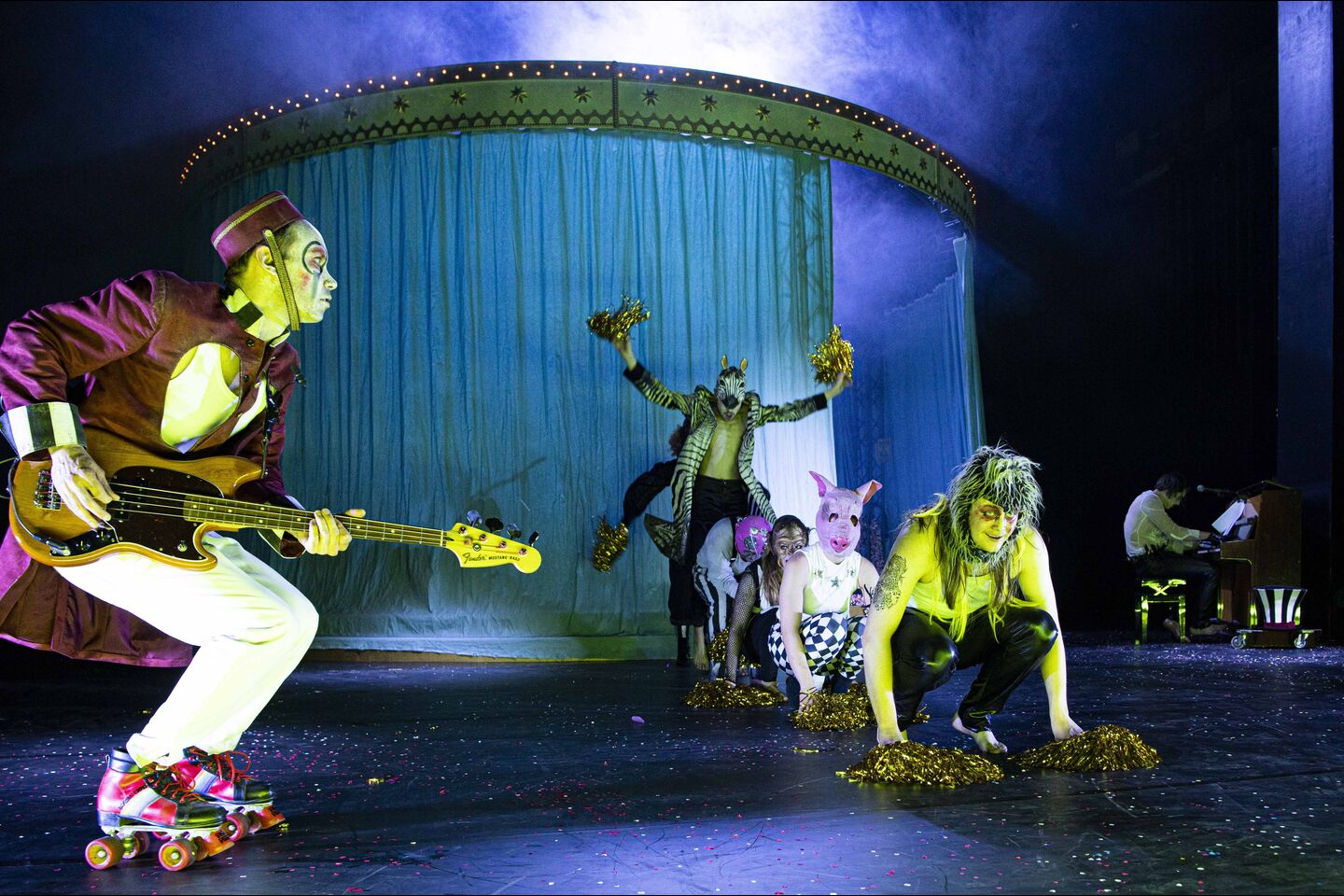 Staatstheater Cottbus
TWO PENNY OPERA
Rock-Zirkus nach der Musik von den Tiger Lillies
Szenenfoto mit: (vorn links) Miles Perkin und Ensemble
(Foto: Marlies Kross)