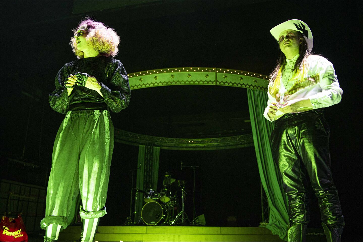 Staatstheater Cottbus
TWO PENNY OPERA
Rock-Zirkus nach der Musik von den Tiger Lillies
Szenenfoto mit Charlotte Müller und Johannes Scheidweiler
(Foto: Marlies Kross)