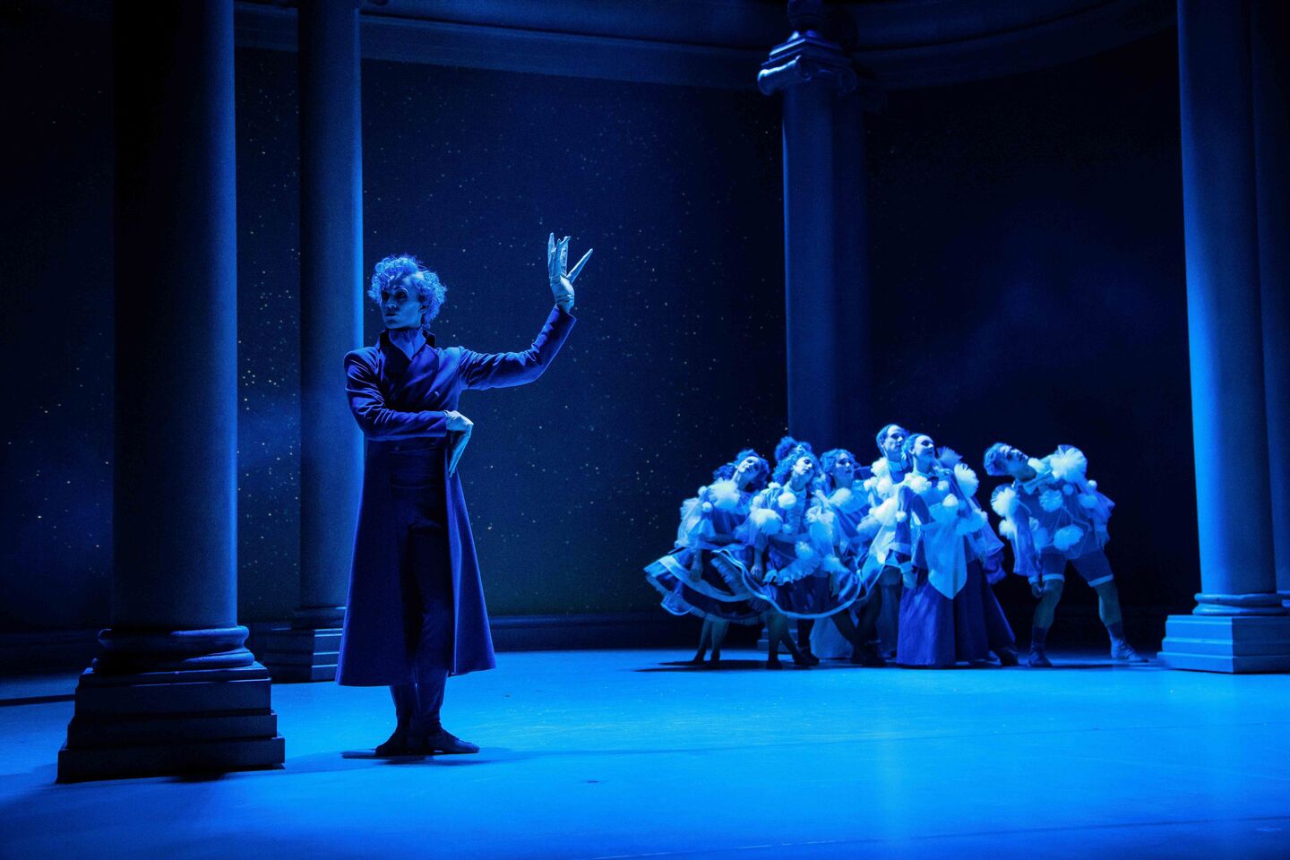 Staatstheater Cottbus
DER NUSSKNACKER
Ballett-Feerie von Giorgio Madia zur Musik von Pjotr I. Tschaikowski 
-Choreografische Uraufführung-
Szenenfoto mit Alyosa Forlini (Drosselmeyer) und Ensemble (Schneeflocken) 
(Foto: Yan Revazov)