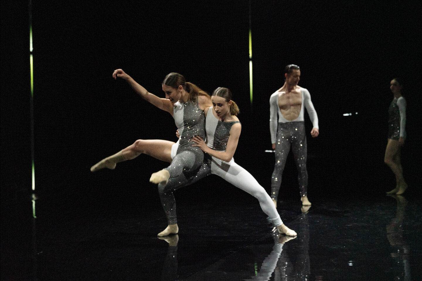 Ballettabend über Freddie Mercury von James Sutherland
Libretto von James Sutherland und Eva Wagner
Musik von Davidson Jaconello (Auftragskomposition), Queen und Arvo Pärt
Uraufführung am PREMIERE 06. Mai 2023 Kammerbühne, Staatstheater Cottbus                                                     
Foto: Bernd  Schönberger