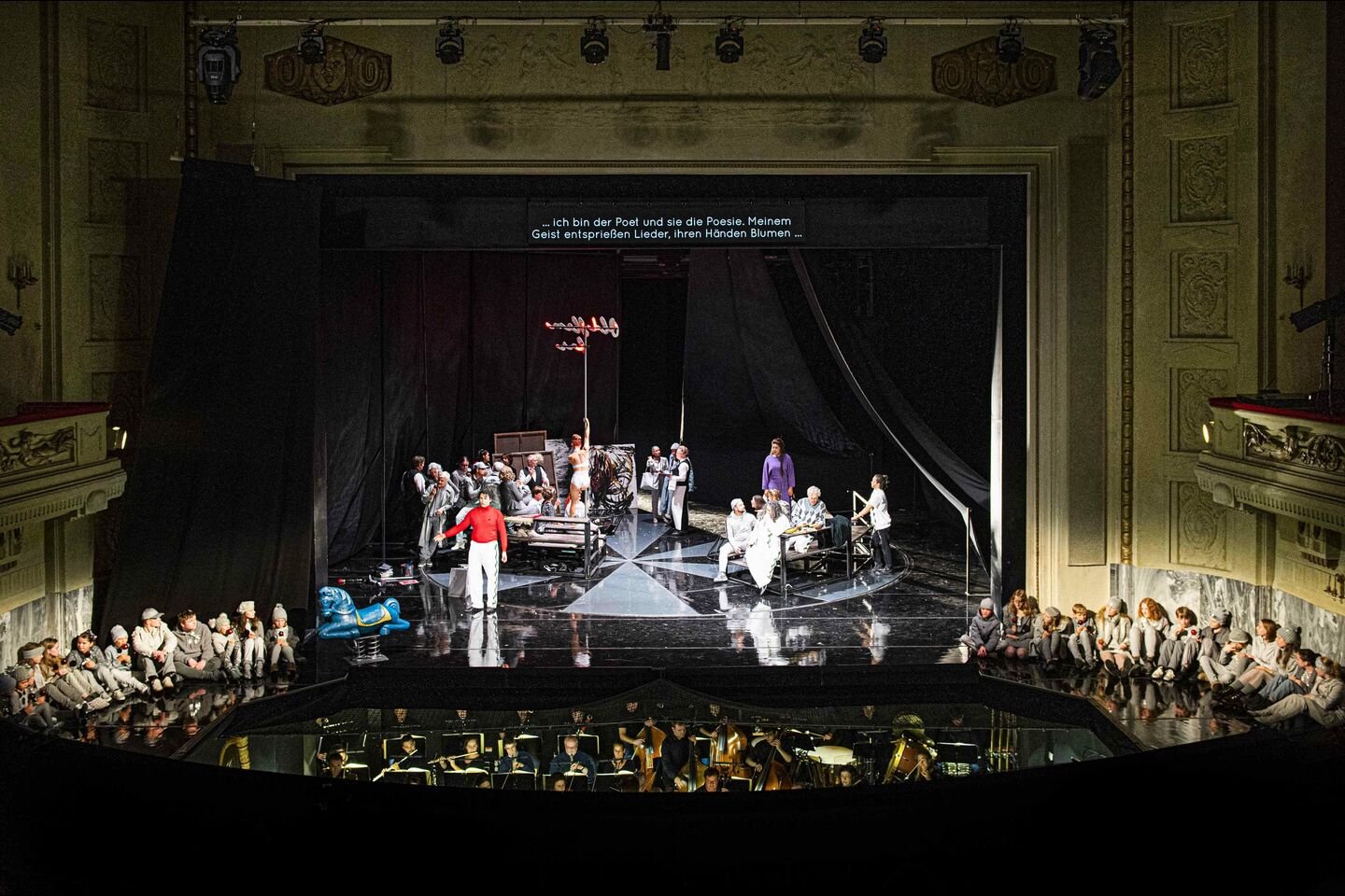 LA BOHÈME
Oper in vier Bildern von Giacomo Puccini 
Szenenfoto mit Ensemble, Opernchor, Kinder- und Jugendchor und Philharmonischem Orchester 
(Foto: Marlies Kross)