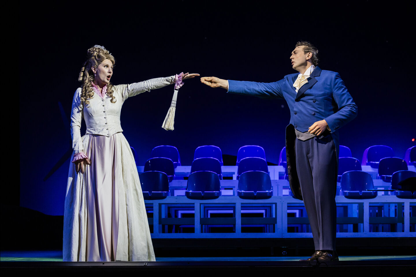 Staatstheater Cottbus
ROMEO UND JULIA
Eine Tragödie in vier Künsten (In deutscher Sprache)
Szenenfoto mit: Sonja Isabel Reuter (Julia) und Alexey Sayapin (Romeo)
Foto: © Jochen Quast