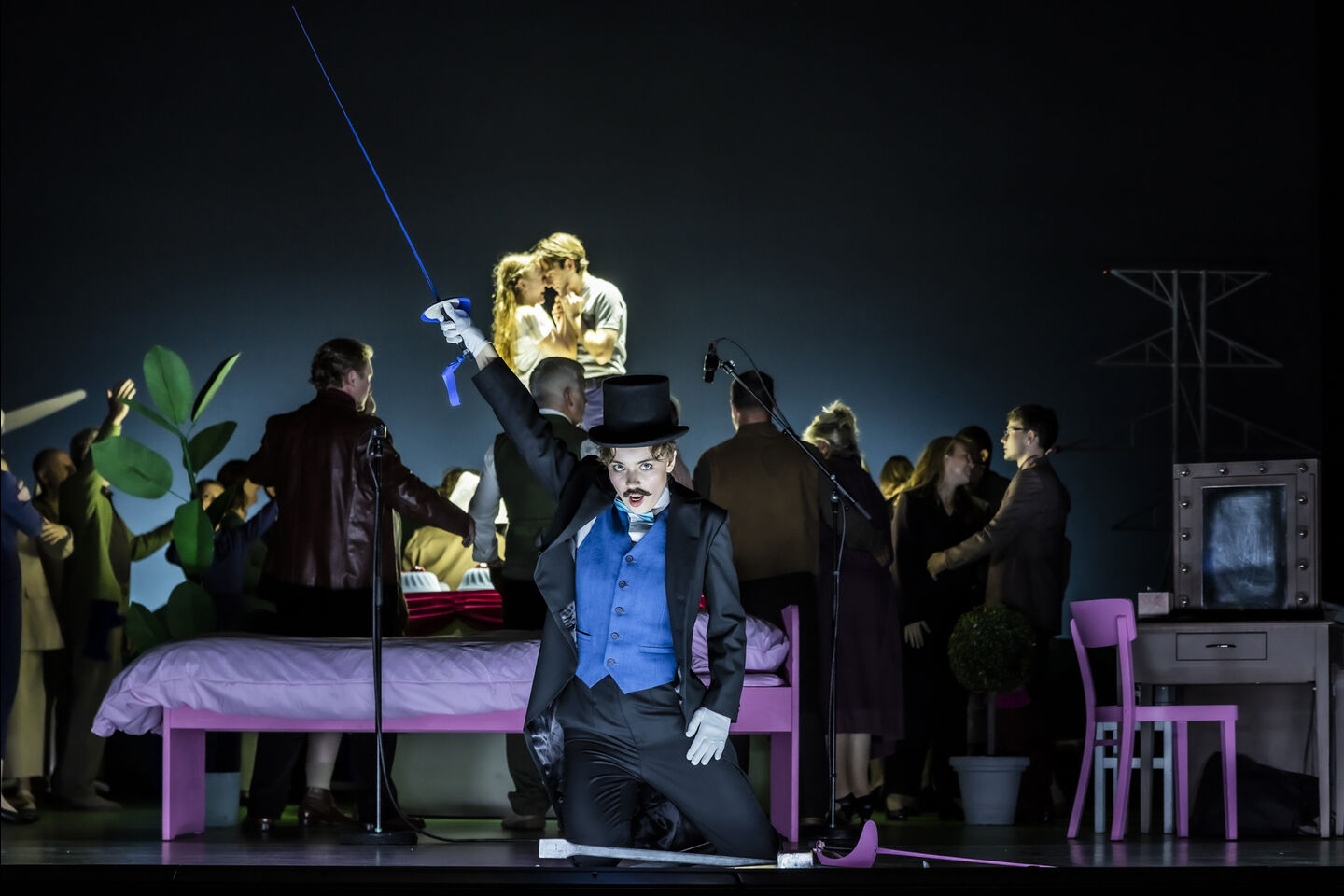Staatstheater Cottbus
ROMEO UND JULIA
Eine Tragödie in vier Künsten (In deutscher Sprache)
Szenenfoto mit: (Vordergrund Bildmitte) Luzia Tietze (Stéphano) und
(Hintergrund Bildmitte) Dominika Hebel (Julia) und Daniel Krimsky (Romeo)
Sowie mit: Ensembles
Foto: © Jochen Quast