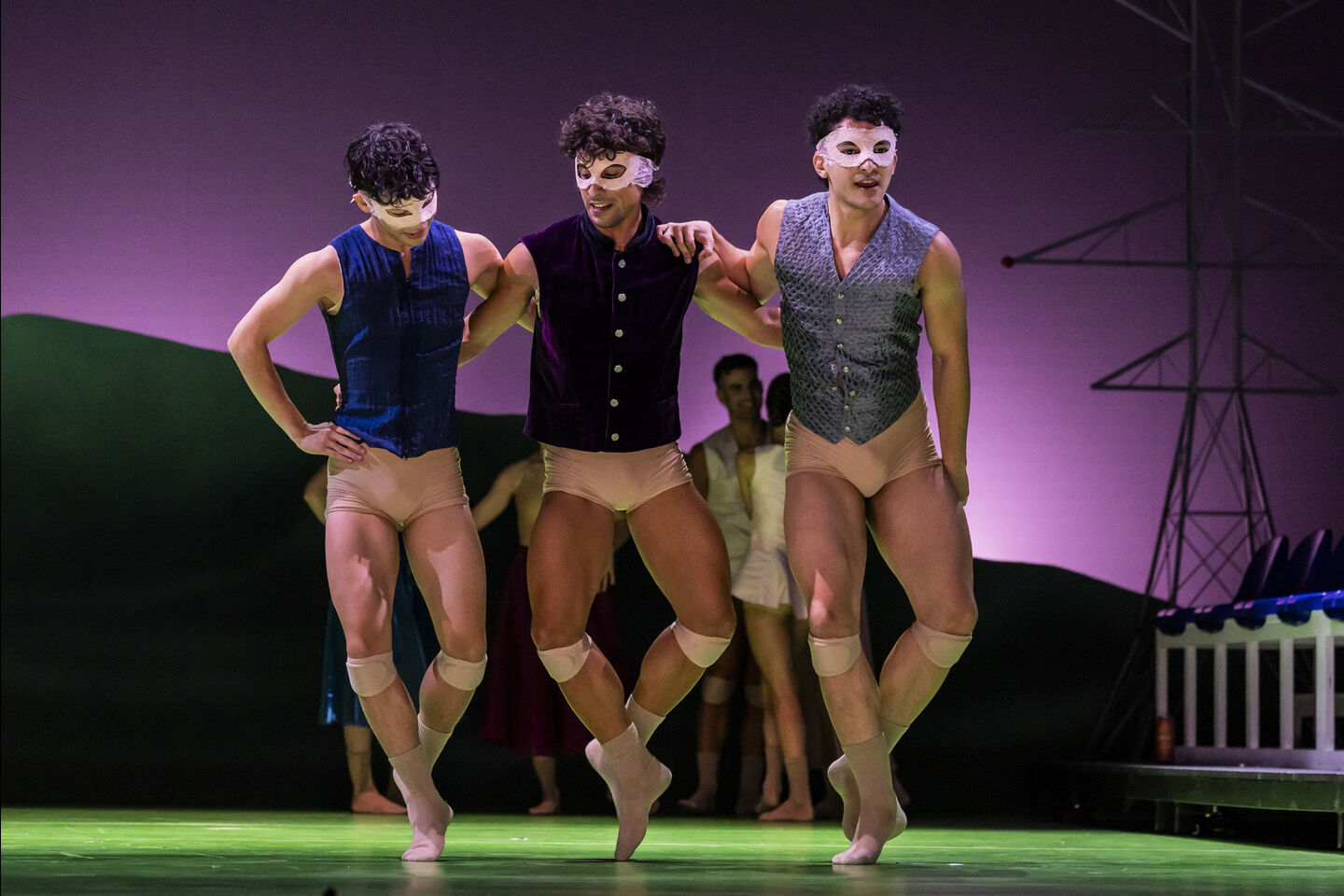 Staatstheater Cottbus
ROMEO UND JULIA
Eine Tragödie in vier Künsten (In deutscher Sprache)
Szenenfoto mit: (v.l.n.r) Taro Yamada (Benvolio), Alessandro Giachetti (Mercutio) und Jorge Concepción Leal (Romeo)
Foto: © Jochen Quast