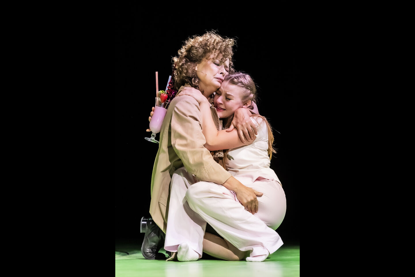 Staatstheater Cottbus
ROMEO UND JULIA
Eine Tragödie in vier Künsten (In deutscher Sprache)
Szenenfoto mit: Sigrun Fischer (Julias Amme) und Dominika Hebel (Julia)
Foto: © Jochen Quast