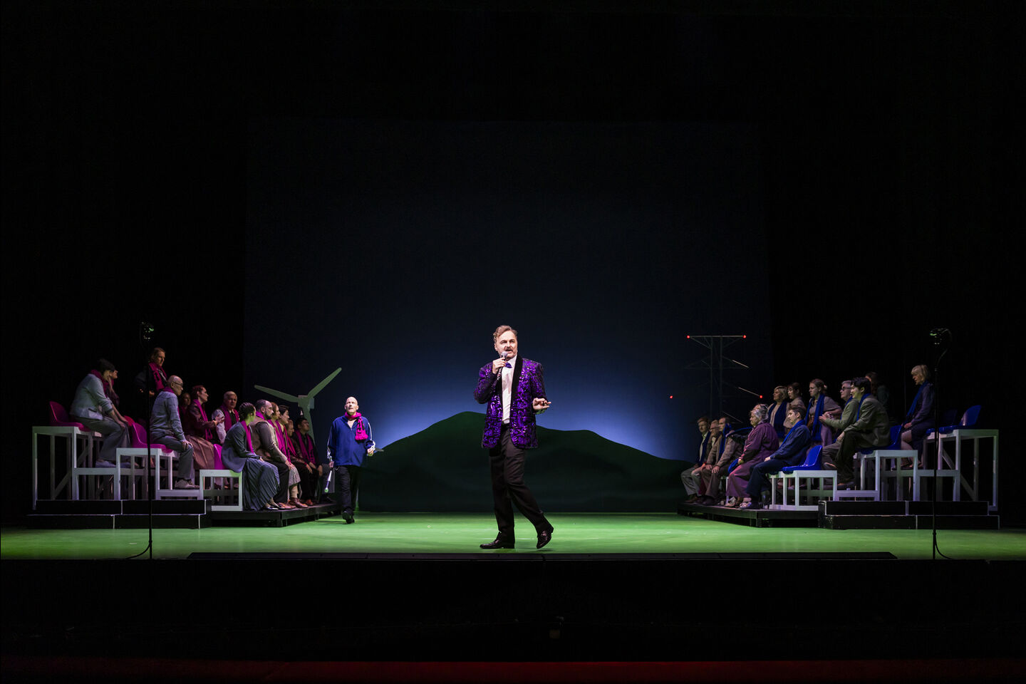 Staatstheater Cottbus
ROMEO UND JULIA
Eine Tragödie in vier Künsten (In deutscher Sprache)
Szenenfoto mit: Bildmitte Daniel Scholz (Moderator) und Ensemble
Foto: © Jochen Quast