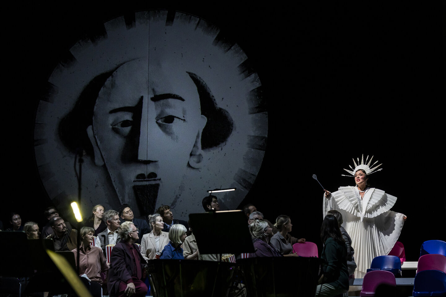 Staatstheater Cottbus
ROMEO UND JULIA
Eine Tragödie in vier Künsten (In deutscher Sprache)
Szenenfoto mit: Rechts Luzia Tietze (Contralto) und Damen und Herren des Opernchores
Foto: © Jochen Quast