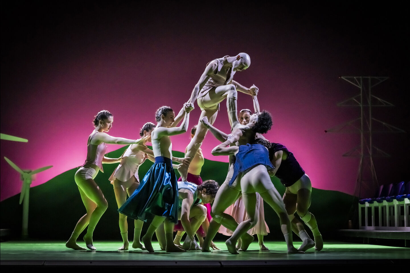 Staatstheater Cottbus
ROMEO UND JULIA
Eine Tragödie in vier Künsten (In deutscher Sprache)
Szenenfoto mit: Ballettensemble
Foto: © Jochen Quast