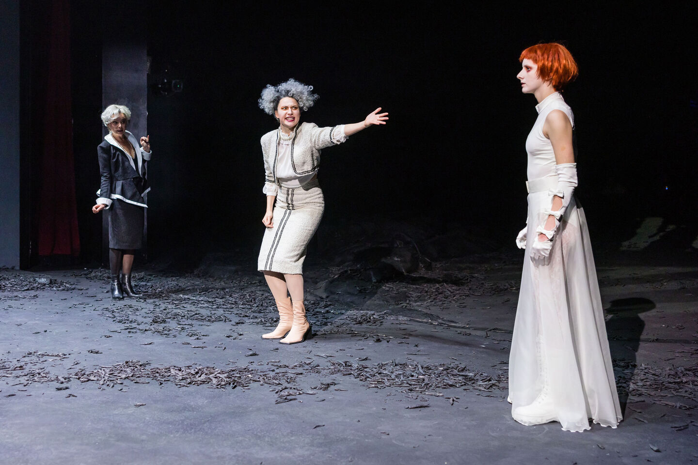 ROMEO UND JULIA 
Szenenfoto mit (v.l.n.r.): Sigrun Fischer (Lady Capulet), Lisa Schützenberger (Amme) und Nathalie Schörken (Julia) 
(Foto: Frank Hammerschmidt) 