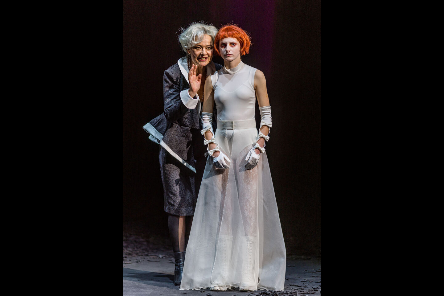 ROMEO UND JULIA 
Szenenfoto mit Nathalie Schörken (Julia) und (im Hintergrund) Manolo Bertling (Tybalt)
(Foto: Frank Hammerschmidt) 